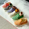 Premiers marcheurs printemps et automne chaussures en toile à carreaux noirs et blancs pour enfants garçons filles damier pédale en une étape 220830