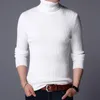 Мужские свитеры мужчины маркируют высокий вязаный вязаный пуловер.