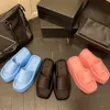 Designer Ladies Sandals Wedge Heel tofflor Flat Platform Platform Luxury Flip-Flops Print broderi Gel￩gummi yttersula L￤derskor strandkl￤nning 10 cm 35-41