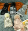 Boinas Mujer Otoño Invierno Engrosado Láser Estampado térmico Lana Molesto para mantener la gorra metálica Bola de pelo grande Rizado de punto