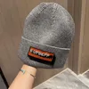 Designer luxe beanie vaste kleurbrief ontwerp motorkappaar paragraaf wollen hoed mode temperament veelzijdige hoeden carnaval met hoge kwaliteit hoed zeer goed