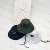 Designer Cani Cappelli Cappello con visiera Abbigliamento per cani Triangolo Logo Berretto da pescatore per animali domestici Cappellini impermeabili per animali domestici da viaggio all'aperto