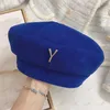 Boinas de grife de marca gorro para mulheres boinas de inverno de luxo gorro sólido ajustado com fivela de ouro casquete de veludo cotelê quente