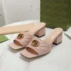 Designer kvinnors höga klackar designer tofflor sommar lyxig designer läder mode sandaler metall dubbelknapp flip-flops sexiga festskor tjock häl 5,5 cm med låda