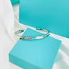 Street Fashion Bangle Armband New Designer Women Armband Luxurys Armband Womens smycken Öppnar tillbehör för fest Silver D228312F