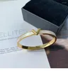 Bangle Yun Ruo Fashion Letter V Shell Rose Gold Färg Kvinnor Birthday Present Titanium Steel Smycken Byt inte Drop68648431570789