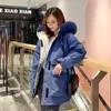 Les trenchs pour femmes font un col de cheveux épais Han Edition Loose Outing Down Jacket Femme Bf Épaississement Envoyé Pour Surmonter Le Canard Blanc Jacke