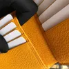 حقائب PVC Bee الكلاسيكية القصيرة لأحواض بطاقات الرجال للسيدات المحافظ الرئيسية للرجال الحجم 11x6 3cm2568