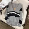 브랜드 여성 스웨터 2022 이른 가을 새 편지 자수 줄무늬 대비 스티칭 v- 넥 니트 카디건