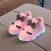 Primeiros caminhantes brilhantes lideraram sapatos infantis para meninos meninos primavera cesta de outono crianças iluminando moda luminous bebê tênis plana 220830