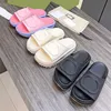 2022 Designer em relevo slippers femininos de bloqueio plataforma sand￡lias de borracha slide Sapatos de luxo moda damas ladeiras de couro sand￡lias de praia de ver￣o s￳lidas