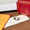 Кольца кольца штамп Love Ring Ring Luxury Jewelry Designer Женщины очаровывают свадебные поставки из нержавеющей стали Черно белый 18-километровый золото.