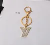 10Color Letter Keychains Brand Luxury Designer beroemde lederen sleutelhanger kleine zoete windmetaal koetsen sleutelhanger mode -accessoires