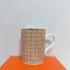 Tazze da caffè in ceramica alla moda Lettere dorate Tazze firmate Bone China Bottiglie d'acqua Colazione Tazza da latte Regalo di Natale per amante con scatola