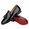 Chaussures habillées Nouveau Cuir Verni Noir Kid Mocassins À La Main Spikes Gland Enfants Casual Appartements Pour Anniversaire Rouge Couleur Fond
