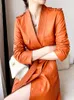 Kvinnors jackor Lautaro Spring Autumn Long Orange Soft Pu Leather Trench Coat för kvinnor med djup V Neck Double Breasted Designer Lyxkläder 221130