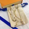20 Stil Luxusdesigner Halskette Anhänger Halsketten Designer Edelstahl plattiert Kunstlederbrief für Frauen Hochzeit Schmuck ohne Kiste