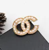 20style letra BROCH BROCH Classic Brand Designer Pearl Women Women Pearl Rhinestone Letters Broches Suit Pin Acessórios de jóias de moda