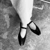 Le scarpe francese della fila le scarpe da design di nicchia poco profonde mary jane scarpe a testa quadra a basso tallone scarpe da donna piatta 2024