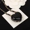 2024 Luxury Quality Charm Heart Shape Pendant Halsband med svart äkta läder Have Box Stamp PS4452A