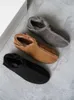 Zintegrowane buty z zintegrowanymi futrami z rzędu okrągłe buty futra w zimie są bardzo proste. Mali ludzie noszą prawdziwe wełniane płaskie bawełniane buty na zewnątrz Z1SS