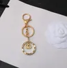 10 Color Letter Keychains Marke Luxusdesigner berühmter Lederschlüsselkäse kleine süße Windmetallauto Keyrings Schlüsselketten Modezubehör