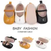 Nyfödda flicka First Walkers Soft Leather Baby Moccasins Simple Style Toddler Shoes Spädbarn Girls Anti-Slip Prewalker