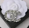 20style letra BROCH BROCH Classic Brand Designer Pearl Women Women Pearl Rhinestone Letters Broches Suit Pin Acessórios de jóias de moda