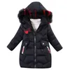 Down Coat Doudoune d'hiver pour enfants style à la mode manteau en coton à capuche avec col en laine imprimé moyen et long pour enfants 221130