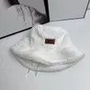 Projektanci męskie damskie wełniane kapelusze Sunhats Trend Travel Bucket wysokiej jakości jesienny i zimowy kapelusz typu Bucket słońce zapobiega czapce Beanie aksamitna czapka Outdoor Fashion Hot style