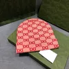 O gorro de designer de moda é quente e macio com um estilo clássico de monograma para homens e mulheres, bom e agradável