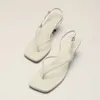 Das französische Wort der Reihenschuhe mit Sandalen aus Leder mit Zehenclip, quadratischem Kätzchenabsatz, leerer 2022-Sommer-Mittelabsatz