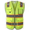 Gilet réfléchissant de sécurité routière personnalisable multicolore avec poches et vêtements de sécurité réfléchissants.