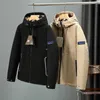 Piumino da uomo di design stile britannico lettera Tasca grande Striscia riflettente Cappotto invernale con cappuccio in nylon Edizione limitata Comodo uomo caldo antivento 8823