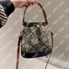 Kvinnor hinkväska designer dragsko axelpåsar mode läder crossbody handväska klassisk brev messenger väska lyx mini totes