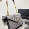 Bandolera de cuero de alta versión y diseñador para mujer, bolsos cruzados con cadena, moda para hombre, bolso con letras, bolso gris para mujer de 33cm