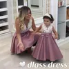 Vestidos de menina 2022 Pearls Aplique Applique Flower Fashion A-Line Cetim Mother and Daught Mini Baby Gown