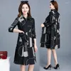 Kvinnors dikerockar Khaki Windbreaker Women 2022 Fashion Coat Printing Spring Autumn Thin Mid-Längd Loose Elegant Outerwear 4XL