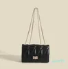 Luxury Design Bag Shop Loja de atacado e varejo Xiaozhong Lingge Chain Small Flagrant Bag Women Lock Buckle Square Moda Versátil Um ombro Crossbody