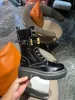 Женщина -лодыжка патентная кожаная металлическая пуговица дизайнер Bootie High Top Lace Eva Light Sole Designers Designers Boots Cowhide Женская повседневная обувь