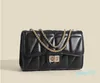 Luxury Design Bag Shop Loja de atacado e varejo Xiaozhong Lingge Chain Small Flagrant Bag Women Lock Buckle Square Moda Versátil Um ombro Crossbody