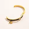 18k Brazalete de oro Diseñador de joyería de moda de lujo Chica Cuero Cuatro hojas Hierba Amor Pulsera Estilo popular Accesorios Pareja Caja de regalo Navidad