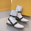 Kvinnor Patent Leather ￤kta fotledsskor Buckle Designers Bootie Lightweight Woman Shoes Shining Lady Girls Boots Shoe