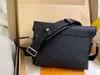 designer laptop bags for man Luxurys Design Voyagers Crossbody Bag Shoulder Flip Fashion School Business Purses Black Wide Shoulder Strap 48494