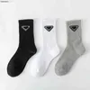 PP Socks Designer Luxo Prad Clássico Letra Triângulo Moda Ferro Padrão Outono e Inverno Puro Algodão Alto Tubo Meias 3 Pares 2022 Weed Elite Branded 497
