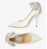 Luksusowy projektant Love Bridal Wedding Sandals Buty Kobiety Latte Nappa Pumps z perłą i krystalicznie wyciągniętą kokardką Point Stiletto Obcas