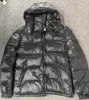 Designer Dunjacka för män Parkas Svarta Purffer Kappor Hooded Moncler Outdoor Feather Ytterkläder Håll dig varm Tjock Dubbel dragkedja Vit Duck Downs Fyllningsemblem Dekoration