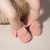 Primeiros caminhantes nascidos Baby Gilrs Sapatos clássicos com textura fosca Botas de borla sem deslizamento solar sola de solteiro de 0 a 18 meses