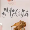 Altri adesivi decorativi Nome stile calligrafia Adesivo da parete in vinile Decalcomania personalizzata con cuori Regalo per neonate Camera dei bambini Decorazione dolce D251 221203