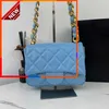 Borse a tracolla dei designer di marca delle donne 2024 Borsa a conchiglia di moda Texture pelle di pecora Selezione di sette colori della borsa a tracolla con catena d'oro superiore Vendite dirette in fabbrica